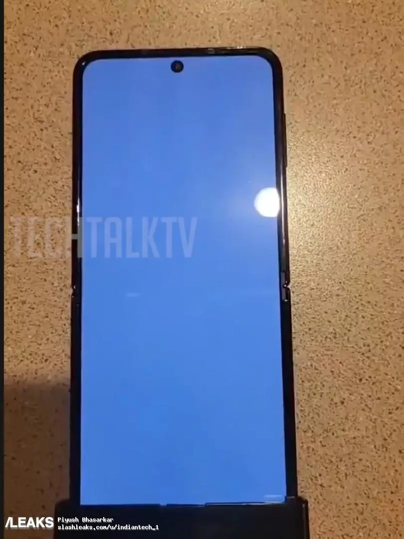 三星Galaxy Z Flip4正面